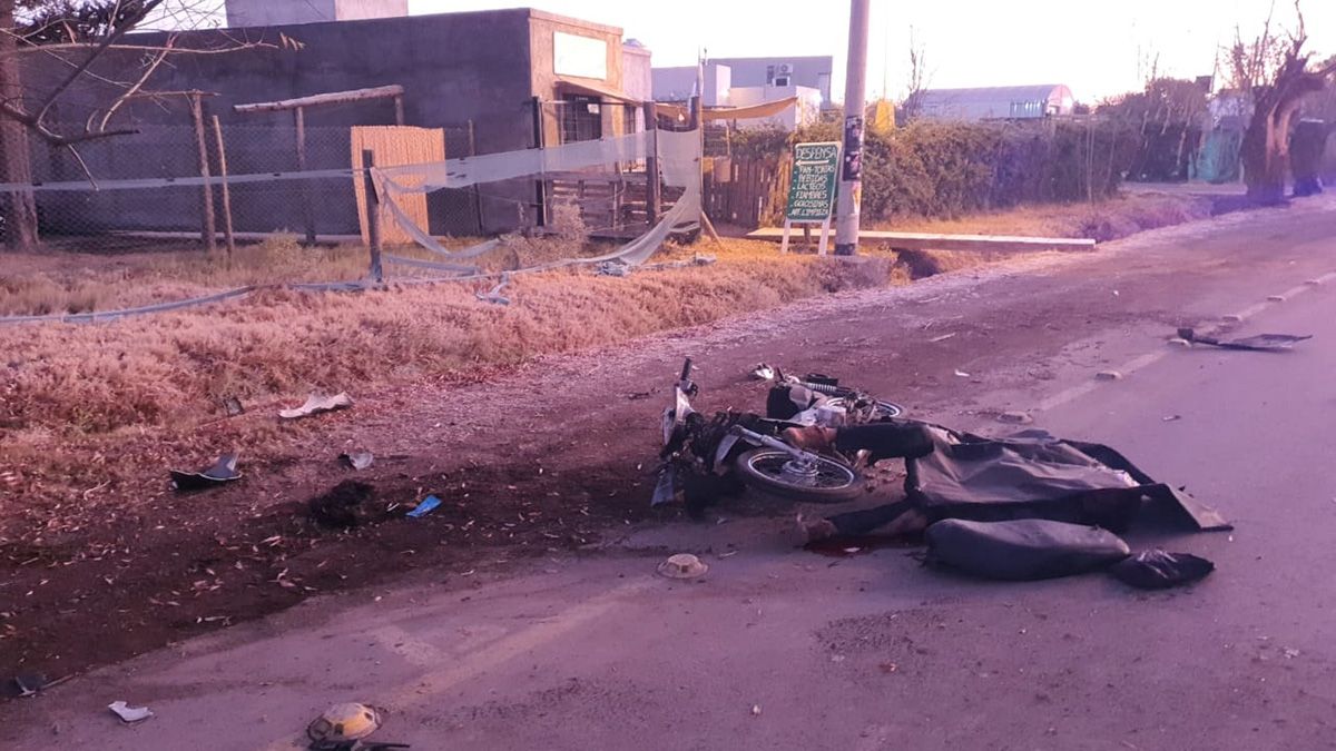 La moto quedó sobre la calle y junto al rodado el cuerpo del joven que murió por las graves heridas sufridas en el accidente ocurrido en Fray Luis Beltrán, Maipú