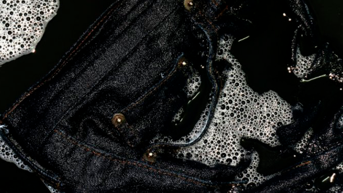 Remedios caseros. Para quitar las manchas de chocolate de la ropa oscura es imprescindible no usar alcohol.