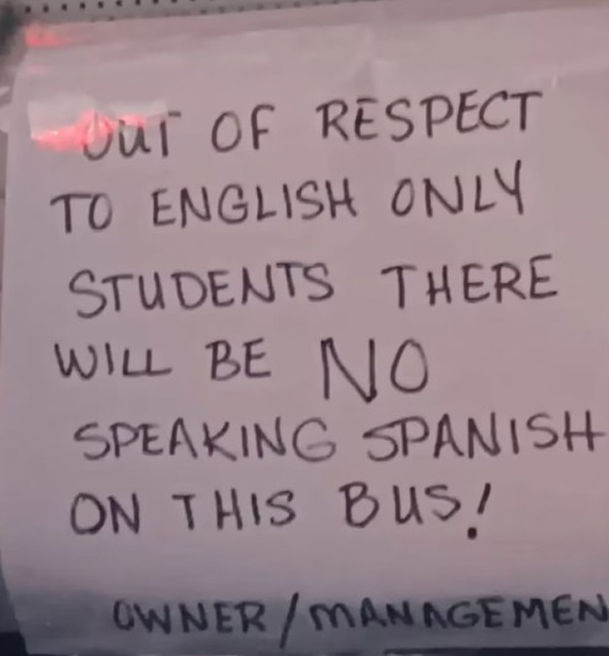 En Estados Unidos se generó gran polémica por el cartel colocado por el conductor del transporte escolar. En Estados Unidos se generó gran polémica por el cartel colocado por el conductor del transporte escolar.
