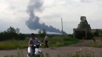 Derribaron un avión de Malaysia Airlines y confirmaron la muerte de las 295 personas
