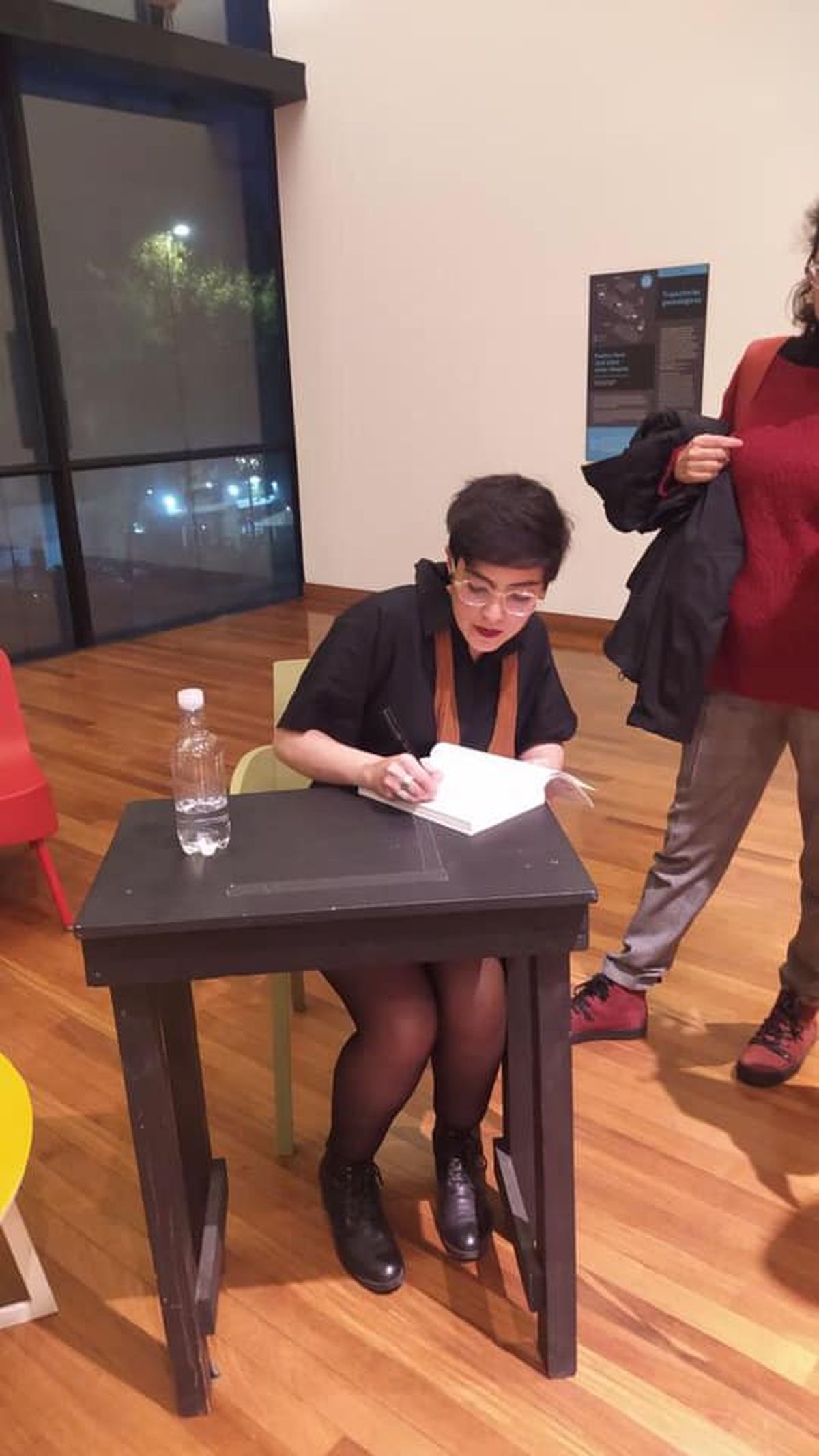 Firma de libro para un admirador.