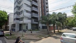 Profunda conmoción: un médico fue encontrado muerto en la calle tras caer desde un edificio. Profunda conmoción: un médico fue encontrado muerto en la calle tras caer desde un edificio.