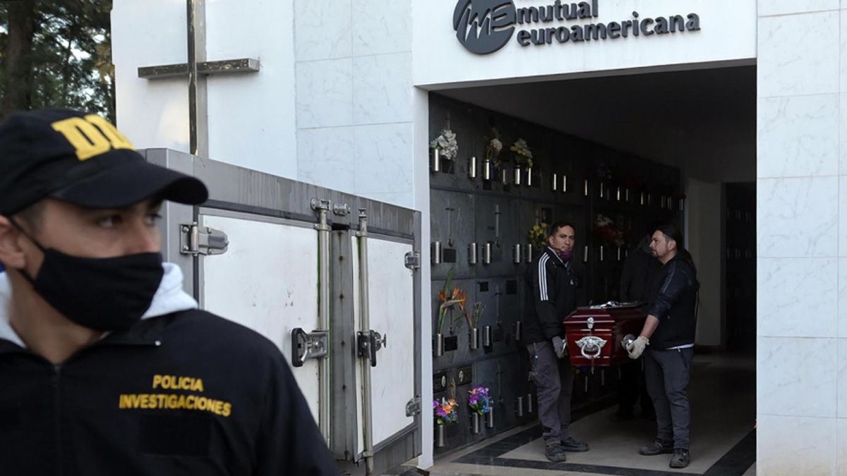 La exhumación del cuerpo de la niña Ailen fue realizado por peritos judiciales de San Nicolás para realizar una nueva autopsia