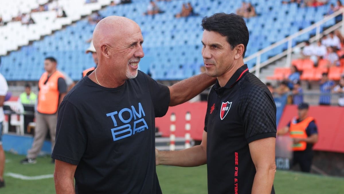 Daniel Oldrá y Mauricio Larriera se saludan afectuosamente.