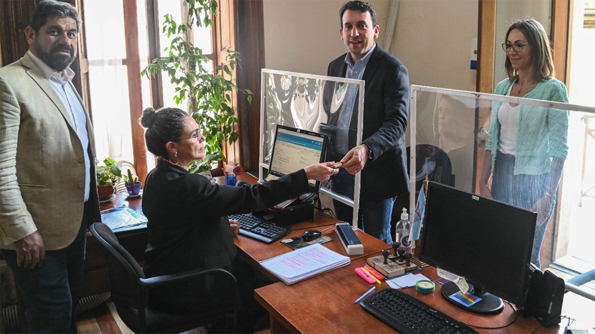 Tadeo García Zalazar entrega la pauta de gastos de Godoy Cruz en el Concejo Deliberante y lo recibe el presidente del cuerpo, Fabricio Cuaranta.