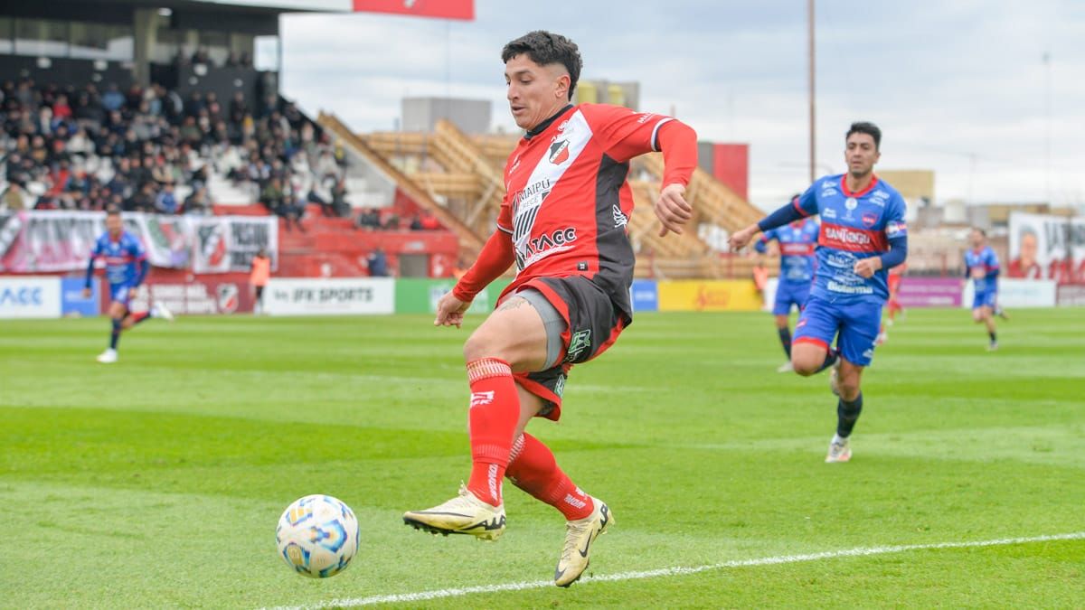 Emiliano Ozuna marcó un nuevo gol con el Deportivo Maipú. Foto: Martín Pravata/UNO.