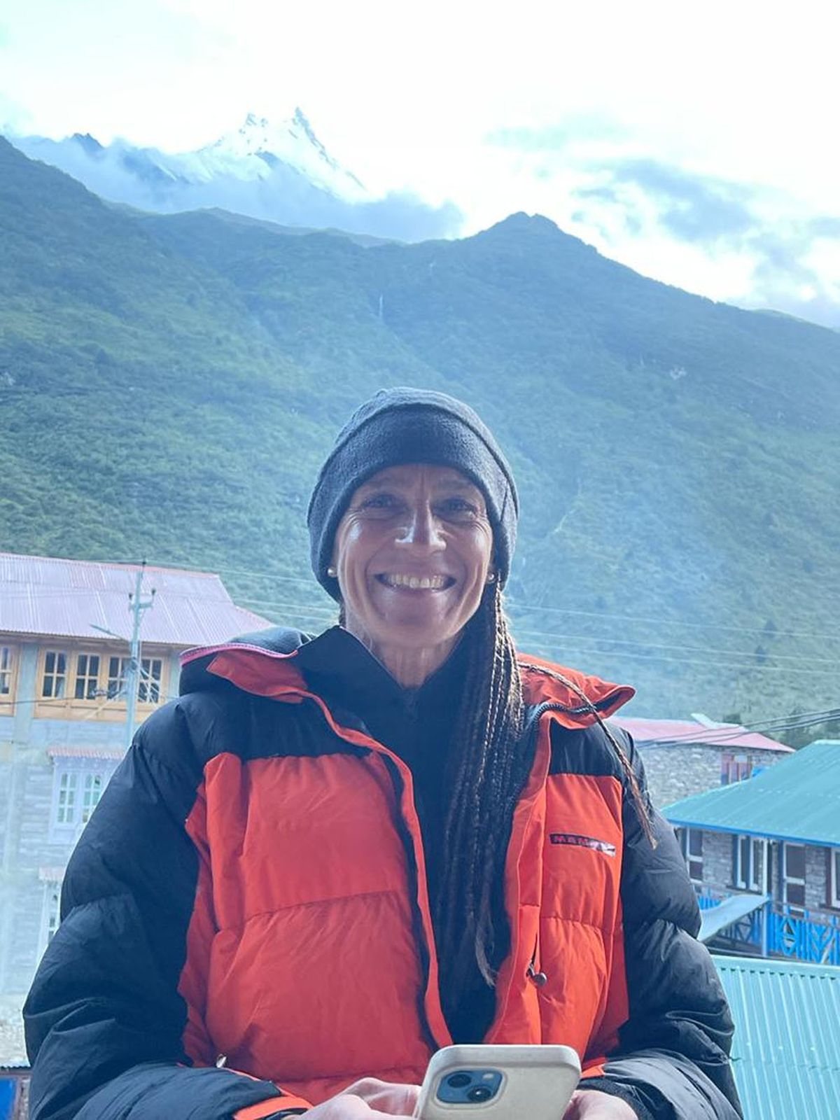 Laura Horta desde Sama Gau con la cumbre del Manaslu detrás de ella.