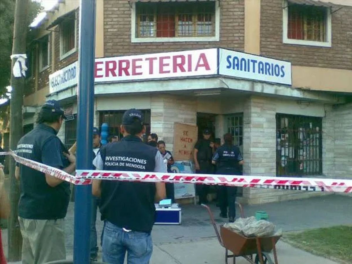 Dos ladrones de 18 y 25 años murieron luego disparar e intentar asaltar una ferretería de Las Heras en febrero del 2012. Dos ladrones de 18 y 25 años murieron luego disparar e intentar asaltar una ferretería de Las Heras en febrero del 2012.