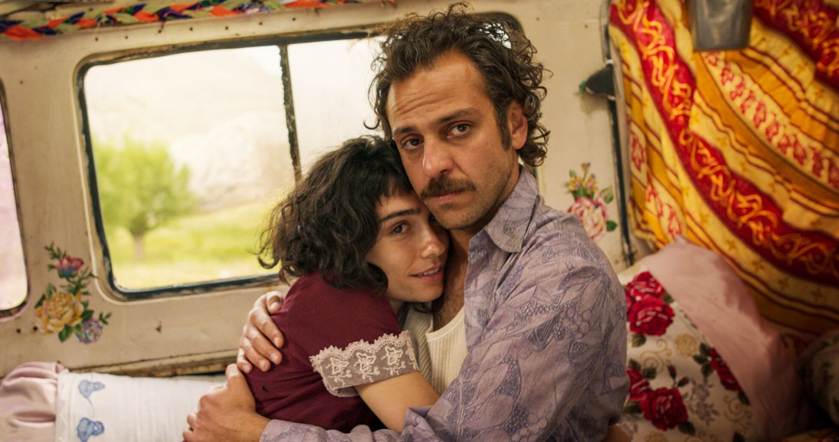 Erkan Kolçak Köstendil y Hazar Ergüçlü. Estos dos actores turcos protagonizan, La canción del corazón, una de las mejores películas turcas que tiene Netflix. Erkan Kolçak Köstendil y Hazar Ergüçlü. Estos dos actores turcos protagonizan, La canción del corazón, una de las mejores películas turcas que tiene Netflix.