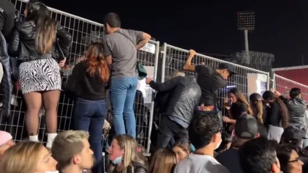 Los fanáticos de Daddy Yankee lograron saltar a otros sectores del estadio para estar más cerca del cantante puertorriqueño, en el estadio nacional de Chile