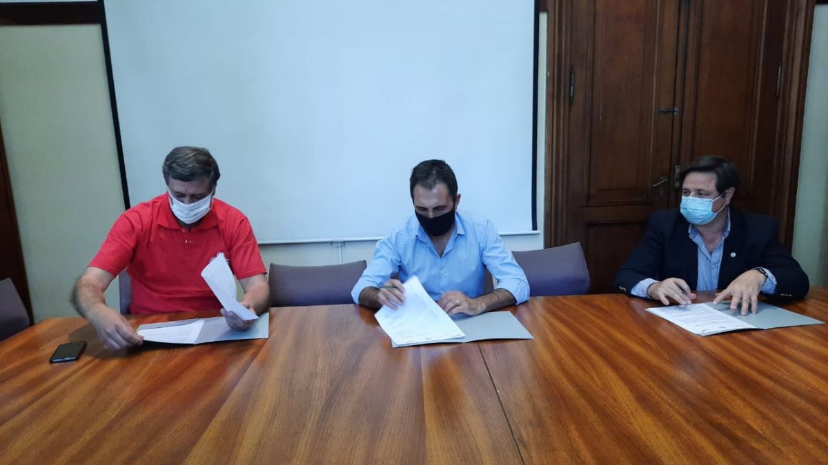 El intendente de la Municipalidad de Las Heras, Daniel Orozco, firmó el convenio con Alejandro Gallego, de Aysam (Aguas y Saneamiento Mendoza); y el representante de la Facultad de Ciencias Médicas de la UNCuyo, Jorge Barguero.