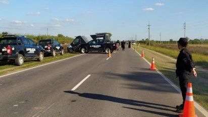 Una mujer que trabajaba como remisera fue a auxiliar a una amiga que había ido a buscar a su hermano a una cárcel de Rosario, y desde una camioneta realizaron varios disparos que la hirieron de muerte. Un hermano del exconvicto fue herido