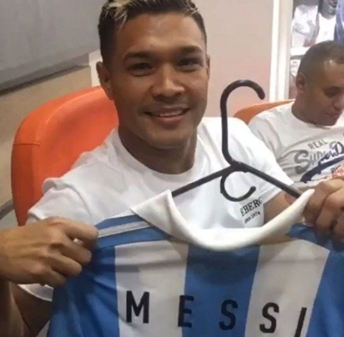 Teo con la camiseta de la discordia