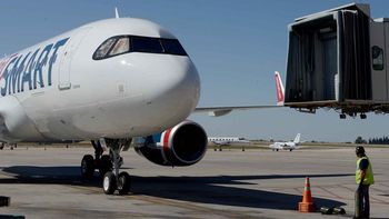 Por el paro general, JetSmart anunció también la suspensión de sus vuelos al igual que Aerolíneas