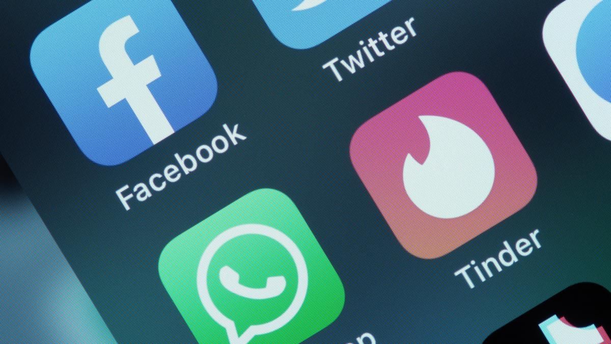 Una adolescente demandó a su madre por publicar imágenes suyas en Tinder y una jueza le dio la razón