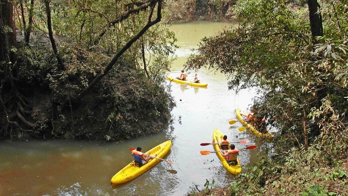El kayak es una de las opciones de aventura en este pueblo. El kayak es una de las opciones de aventura en este pueblo.