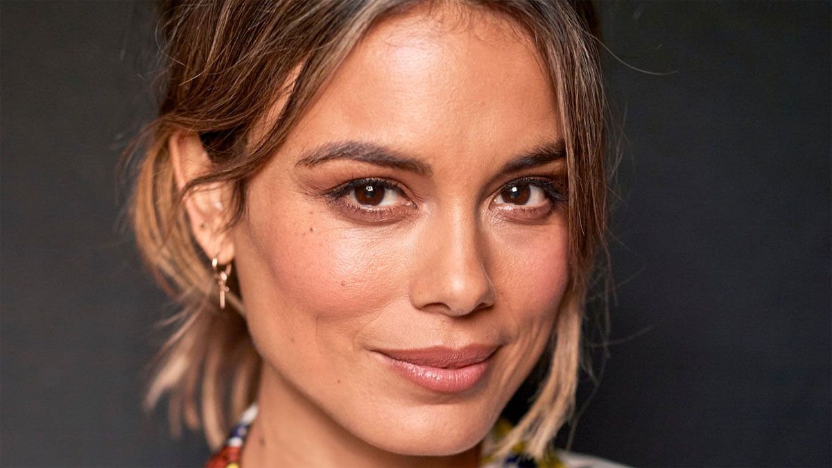 La Nathalie Kelley interpreta la rompe con su papel protagónico en la nueva Dinastía, serie de Netflix.