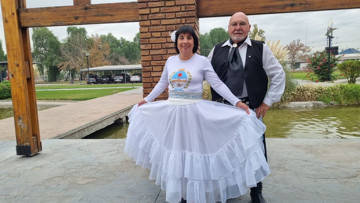 Mirta y Enrique bailan folklore en el elenco de la Dirección de Adultos Mayores de Mendoza.