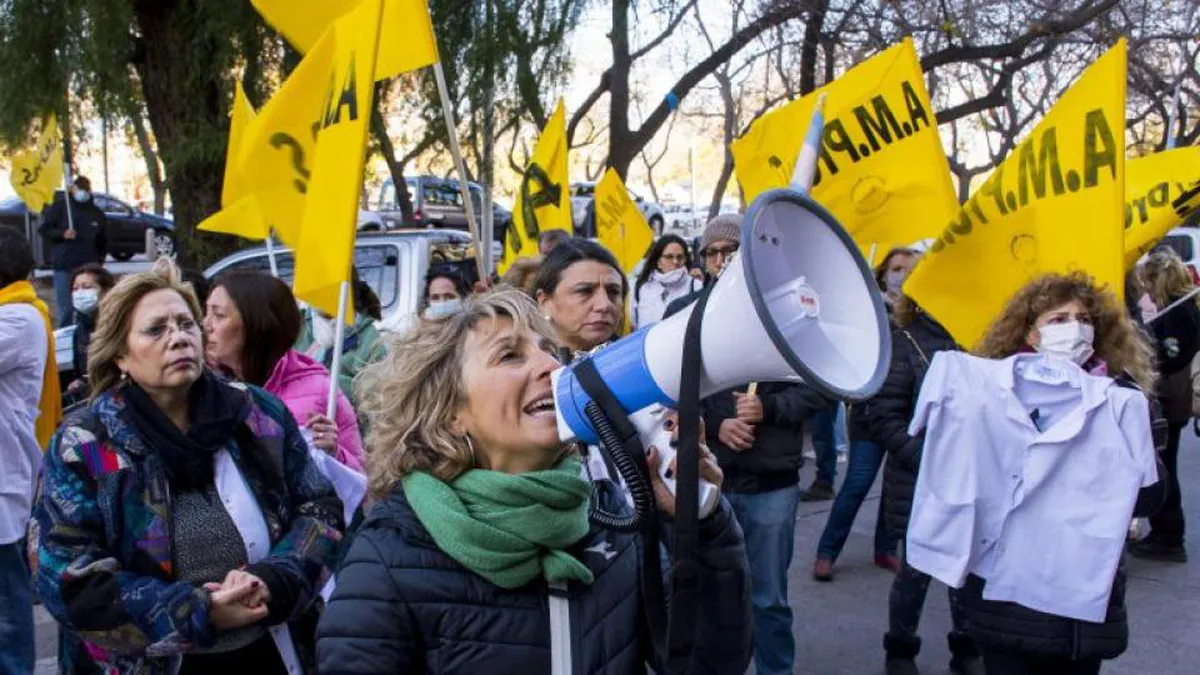 Claudia Iturbe, en plena marcha de AMPROS contra el Gobierno. Claudia Iturbe, en plena marcha de AMPROS contra el Gobierno.