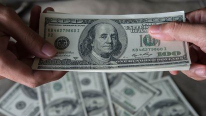El dólar que se adquiere en el circuito paralelo marcó una brecha del 97,3% contra el oficial mayorista.