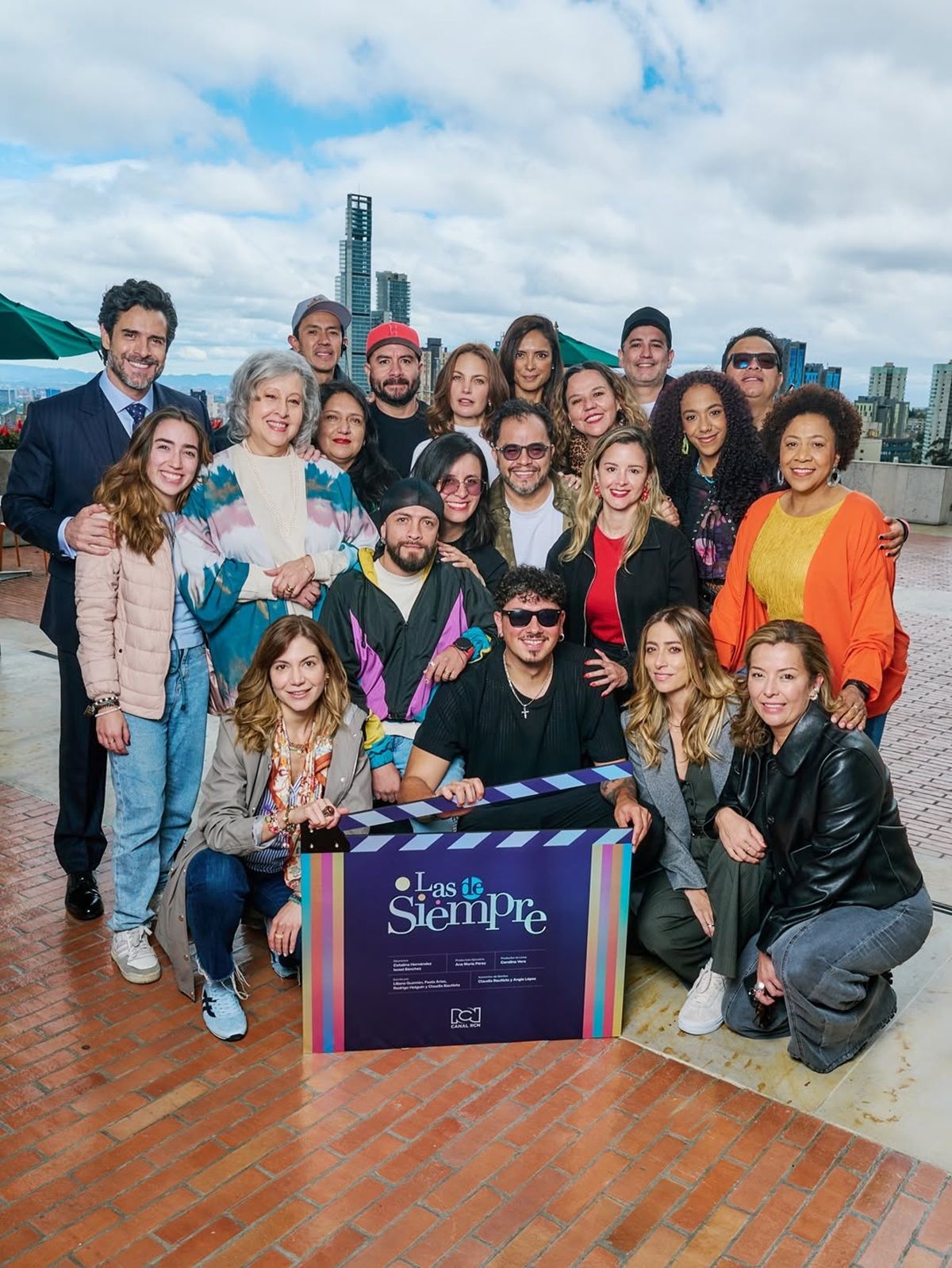 El reparto de Las de siempre posando para una foto promocional.