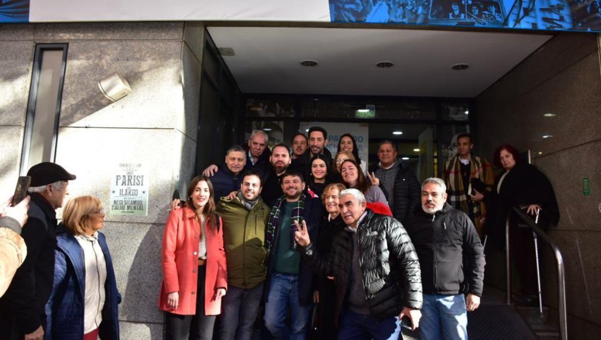 Juan Grabois visitó Mendoza cuando se postulaba a presidente. Se sacó fotos con la militancia en la puerta de la sede. Juan Grabois visitó Mendoza cuando se postulaba a presidente. Se sacó fotos con la militancia en la puerta de la sede.