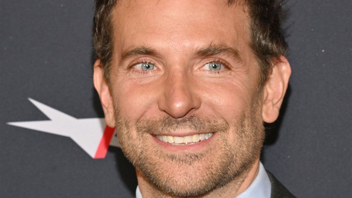 El director y actor Bradley Cooper interpreta a Leonard Bernstein en la película de Netflix.