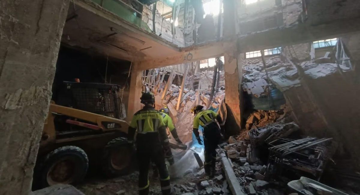 El derrumbe en un edificio en construcción en el centro de Madrid se produjo cuando varias personas trabajaban en el lugar. El derrumbe en un edificio en construcción en el centro de Madrid se produjo cuando varias personas trabajaban en el lugar.