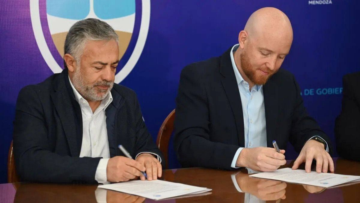 Esteban Allasino junto al gobernador de Mendoza, Alfredo Cornejo. Esteban Allasino junto al gobernador de Mendoza, Alfredo Cornejo.