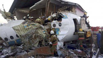 Cayó un avión que transportaba a más de 100 pasajeros: hay muertos