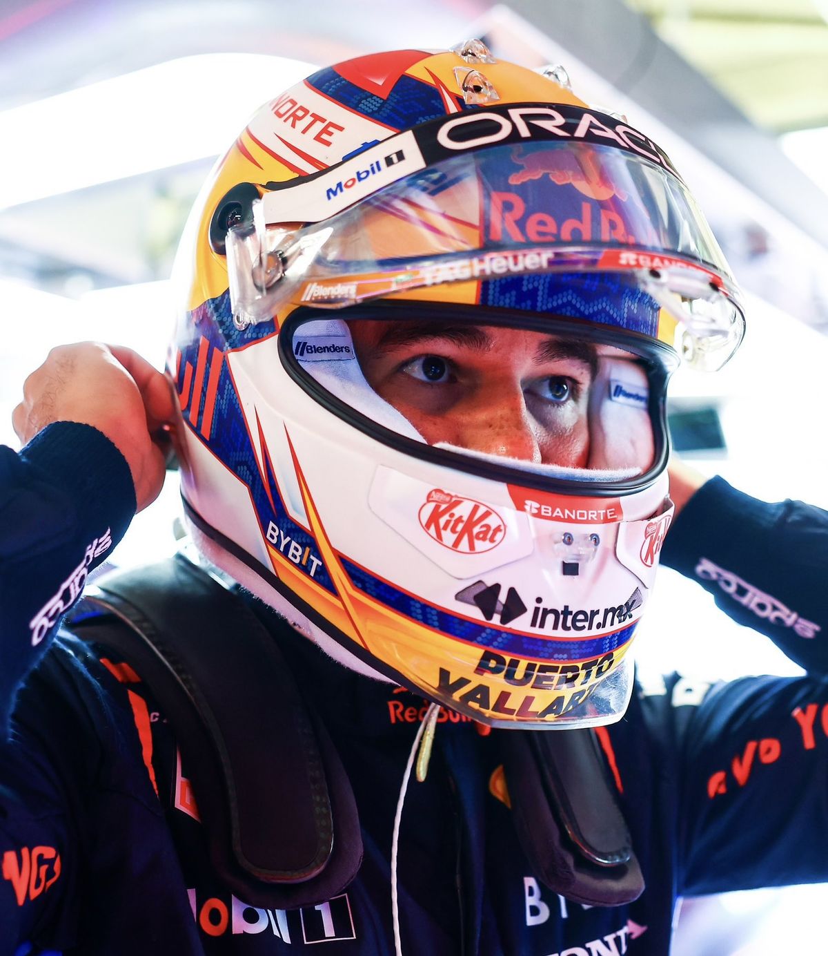 Checo Pérez corriendo para Red Bull. Checo Pérez corriendo para Red Bull.