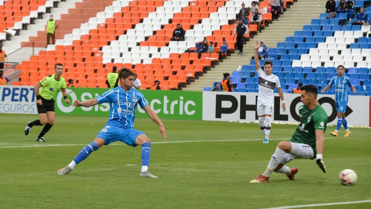 El delantero tuvo un gran parttido y además del gol generó varias situaciones.