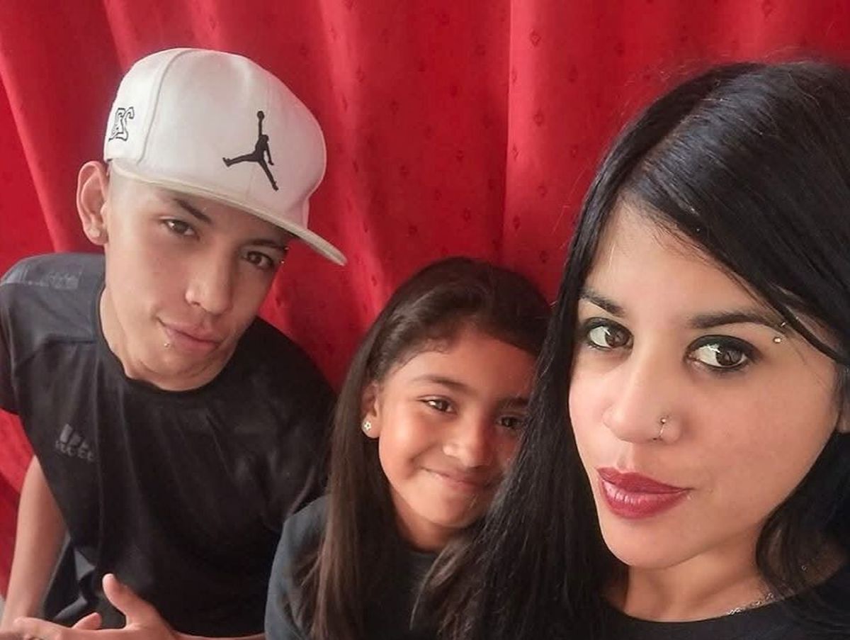 Junto a su mamá Natalia y su hermano Lautaro. "Nunca hubiese podido afrontar ese gasto, por eso estamos emocionados con la beca", reconoció su mamá. Junto a su mamá Natalia y su hermano Lautaro. "Nunca hubiese podido afrontar ese gasto, por eso estamos emocionados con la beca", reconoció su mamá.