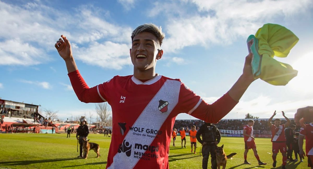 Ezequiel Almirón festeja el triunfo con los hinchas del Deportivo Maipú.