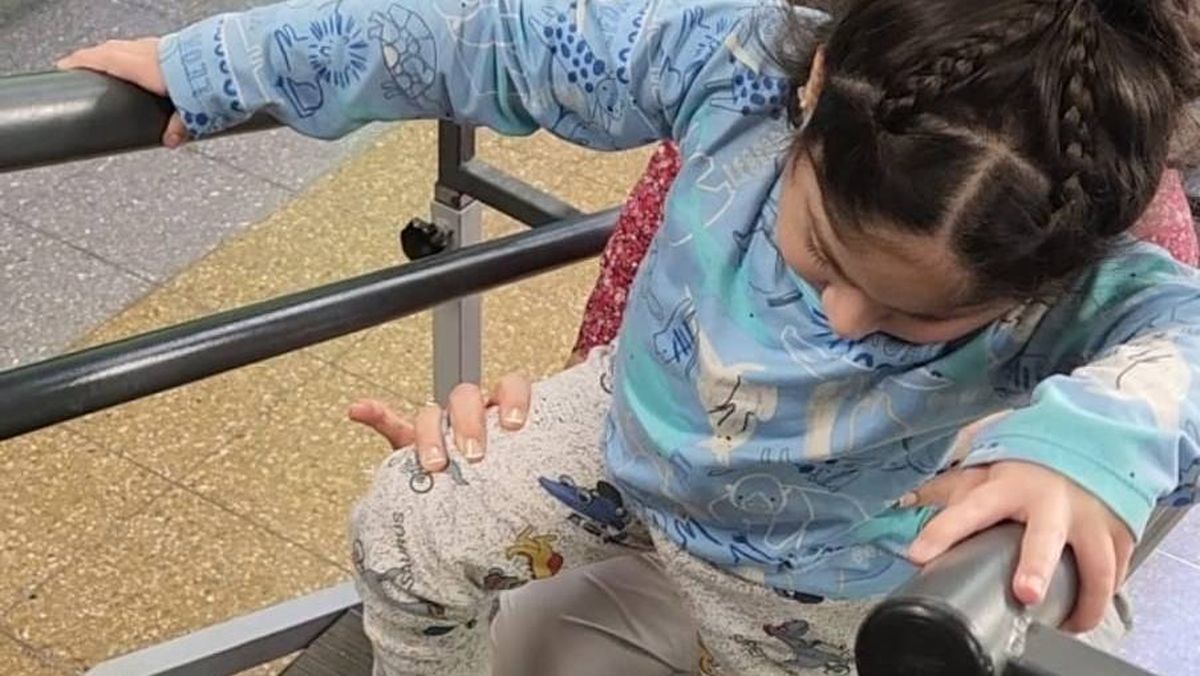 En rehabilitación. Pilar usa silla de ruedas, aunque suele mantenerse de pie. En rehabilitación. Pilar usa silla de ruedas, aunque suele mantenerse de pie.