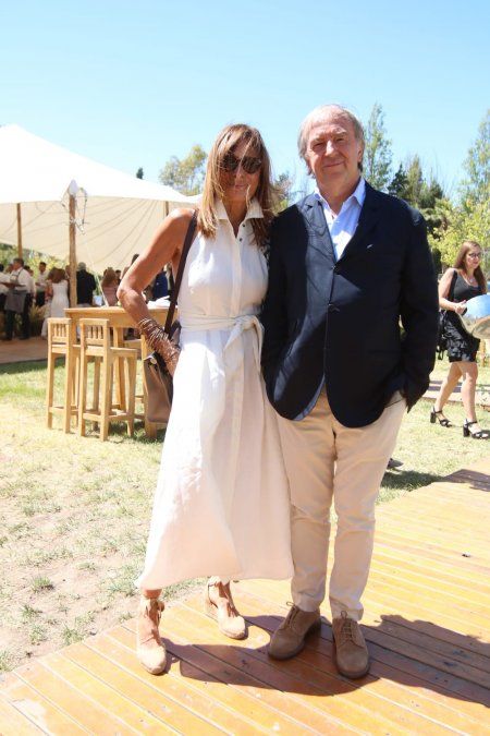 Estela Zaldivar, acompañó a su esposo, Robert Zaldivar y dio cátedra de elegancia con su vestido camisero.