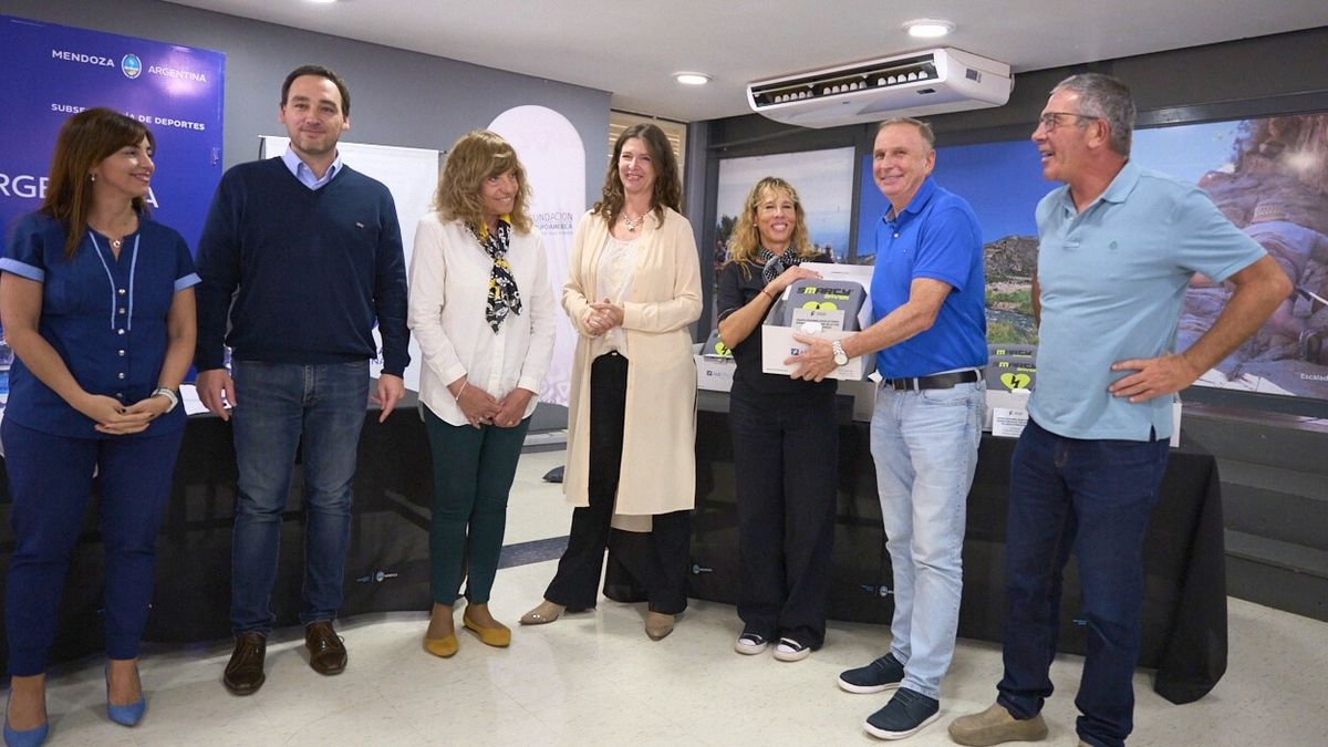 Carina Coparonni, Rodolfo Montero, Margarita Viel, Gabriela Al&eacute;, Viviana Balzarelli y Federico Chiapetta. Quien recibe el desfibrilador es Marcelo Mart&iacute;n, presidente de la Asociaci&oacute;n Deportiva Anzorena.