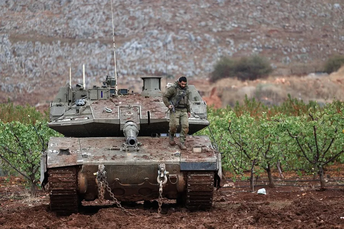 Un soldado israelí sobre un tanque mientras las tropas israelíes regresan a Israel tras abandonar Líbano después del alto el fuego. Crédito: EFE/EPA/ATEF SAFADI.