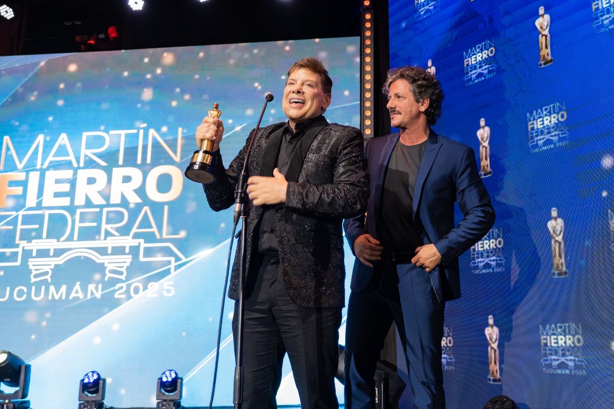 Gabriel Canci subió con su hermano Fernando para recibir el Martín Fierro Federal por su programa de sábados a la medianoche, Touch and Go, que emite El Siete. Gabriel Canci subió con su hermano Fernando para recibir el Martín Fierro Federal por su programa de sábados a la medianoche, Touch and Go, que emite El Siete.