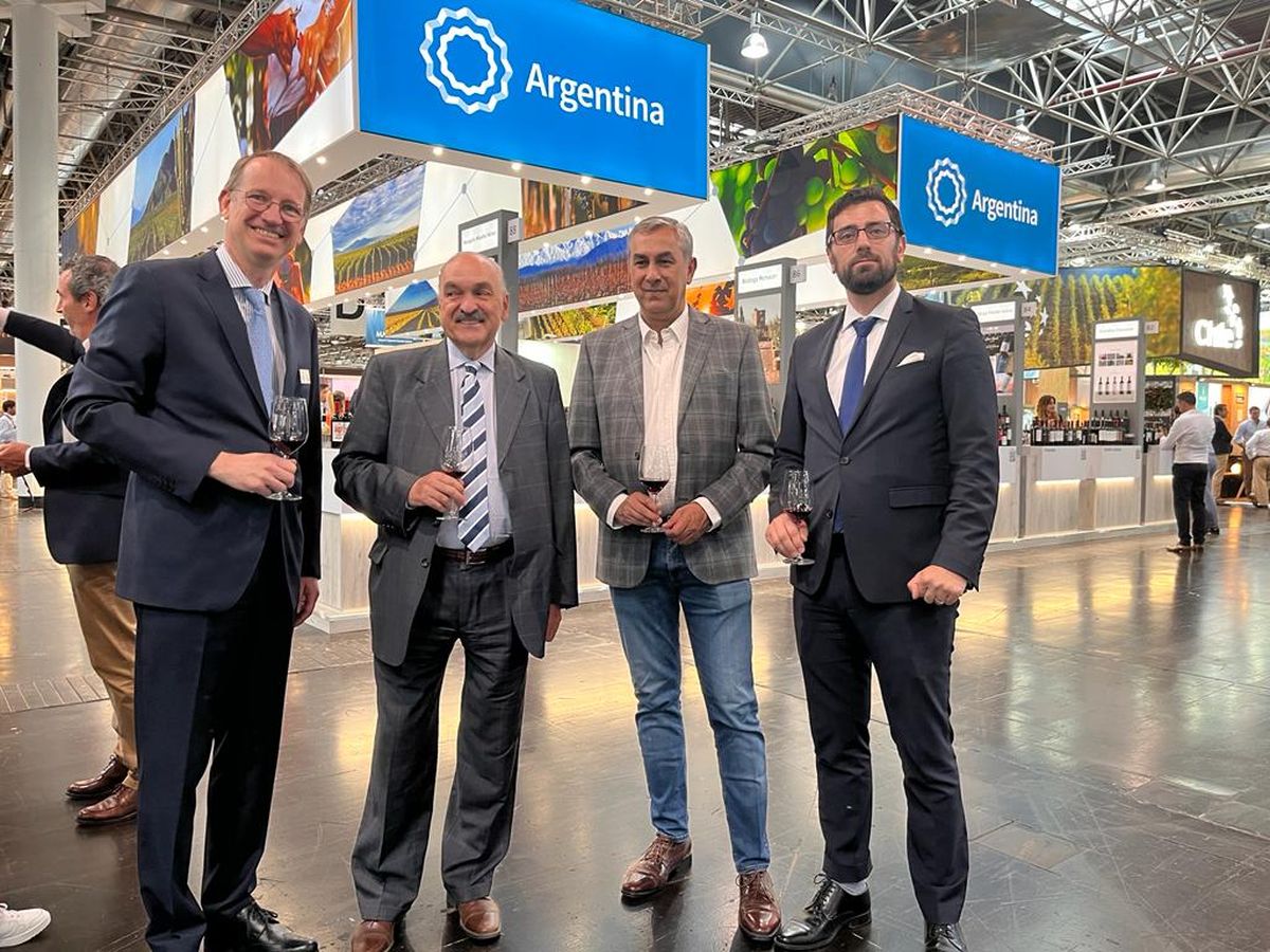 El ministro Enriqué Vaquié (saco a cuadros) participó de ProWein junto a representantes de un centenar de bodegas de Mendoza.