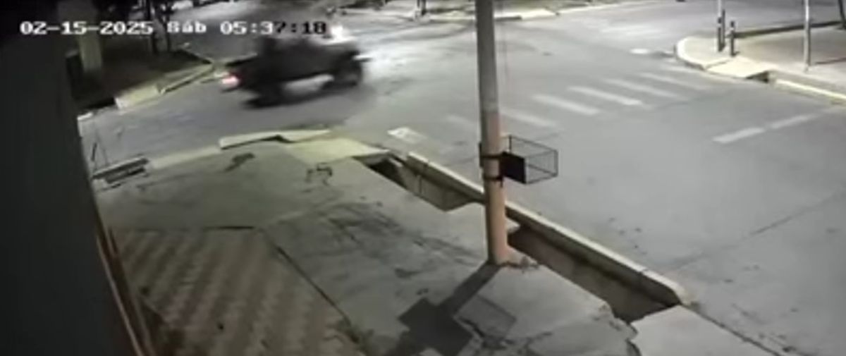 El momento exacto del accidente vial producido en Godoy Cruz. El momento exacto del accidente vial producido en Godoy Cruz.