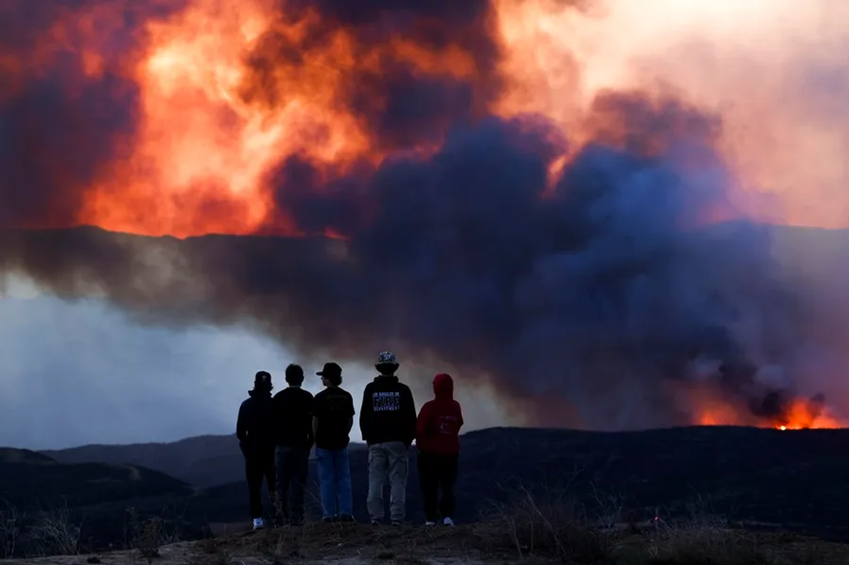 Un grupo de bomberos observa el incendio forestal de Hughes cerca de Santa Clarita, California. Crédito: EFE/EPA/Ted Soqui. Un grupo de bomberos observa el incendio forestal de Hughes cerca de Santa Clarita, California. Crédito: EFE/EPA/Ted Soqui.