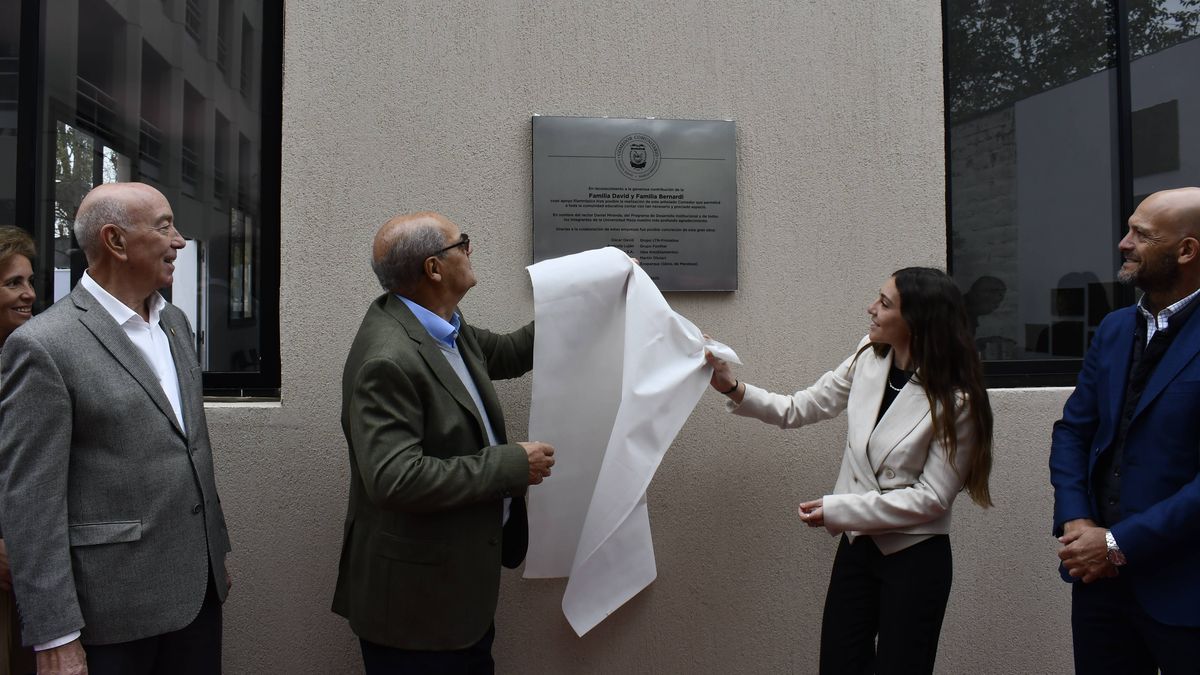 Oscar David y Bárbara Bernardi en el descubrimiento de la placa del comedor donado a la Universidad Maza. Oscar David y Bárbara Bernardi en el descubrimiento de la placa del comedor donado a la Universidad Maza.