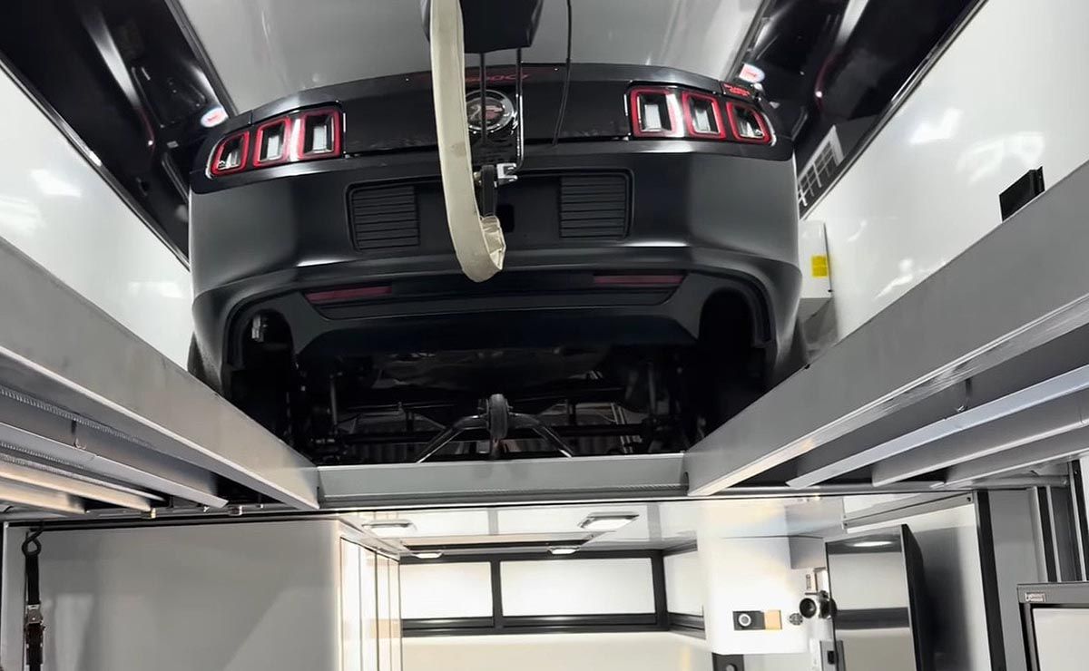 El camión puede transportar hasta tres autos. El camión puede transportar hasta tres autos.