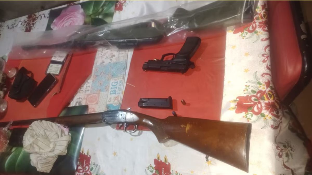 Durante el procedimiento realizado en la casa del detenido, la Policía secuestró distintas armas y proyectiles. Durante el procedimiento realizado en la casa del detenido, la Policía secuestró distintas armas y proyectiles.