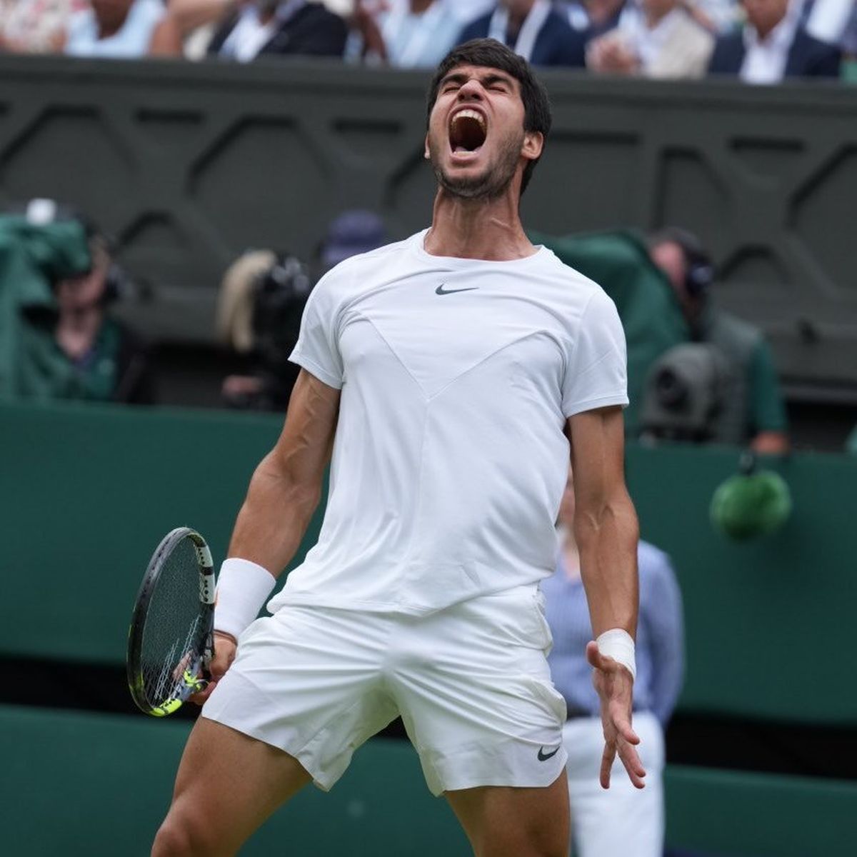 Carlos Alcaraz avanz&oacute; a cuartos en Wimbledon y no pierde pisada en su lucha con Novak Djokovic por el n&uacute;mero 1