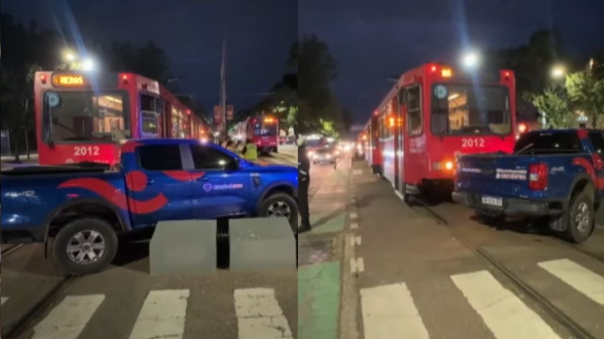 Accidente entre una unidad del Metrotranvía y una camioneta.