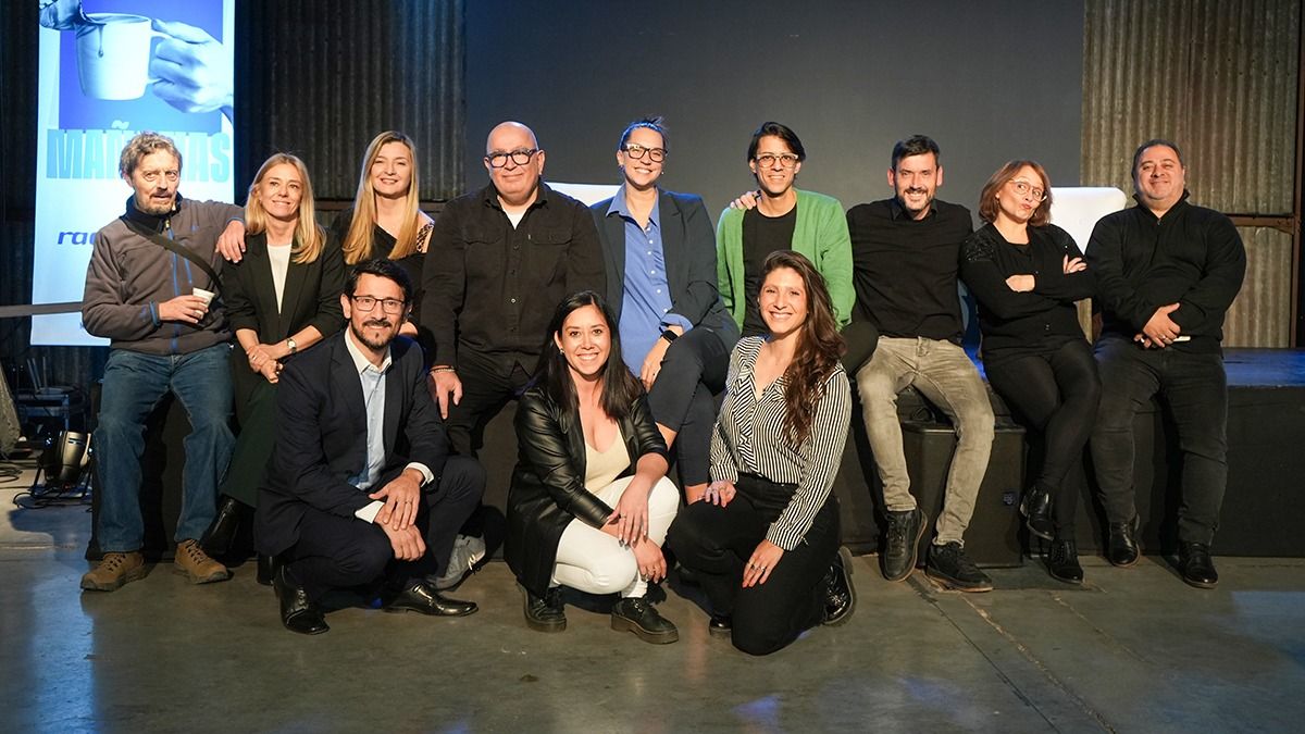 El equipo de "Primeras Voces" con directivos y personal de otras áreas del Grupo América Interior al que pertenece Radio Nihuil. El equipo de "Primeras Voces" con directivos y personal de otras áreas del Grupo América Interior al que pertenece Radio Nihuil.