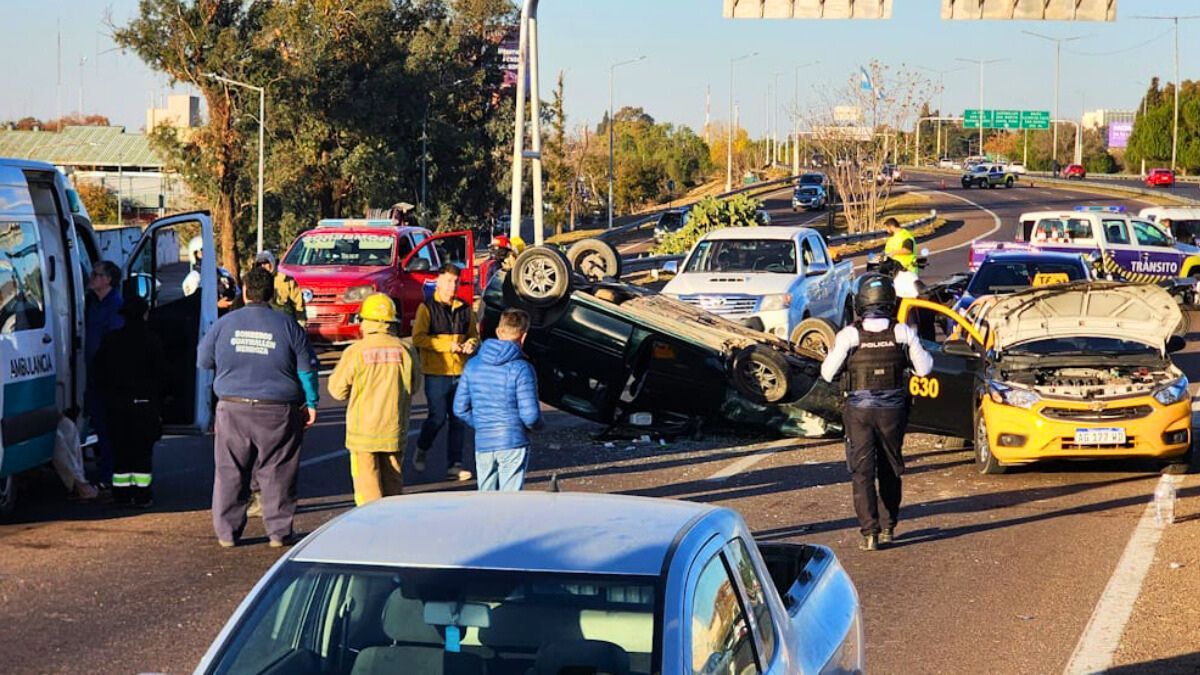 Los automovilistas sufrieron algunas raspaduras menores pero Bomberos intervino para extraer del vehículo a uno de los heridos porque quedó atrapado en su vehículo. El accidente ocurrió cerca del Nudo Vial.