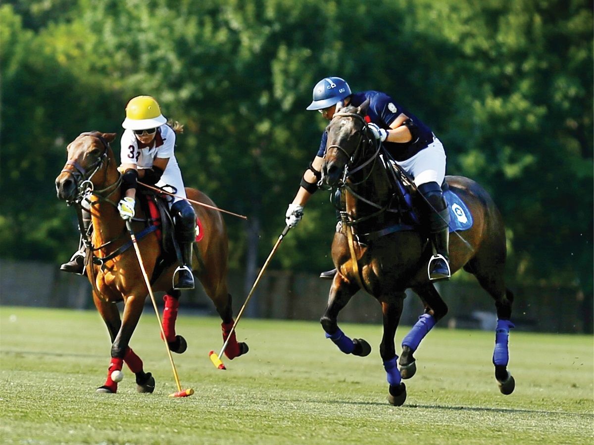 Los jugadores de polo Guan Haoyun (izquierda) y Liu Yuanjian se disputan la pelota en el torneo inaugural de la temporada de Tianjin en junio. PARA USO DE CHINA DAILY.